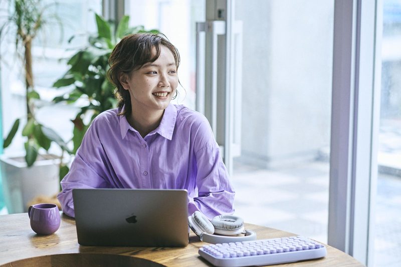 笑顔で学ぶ女性